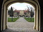 Blick durchs Torhaus zum Barockschloss Rammenau