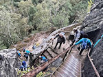 ... um schließlich über Treppen abzusteigen