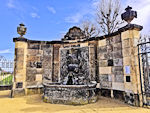 Brunnen am Eingang vom Barockgarten Großsedlitz